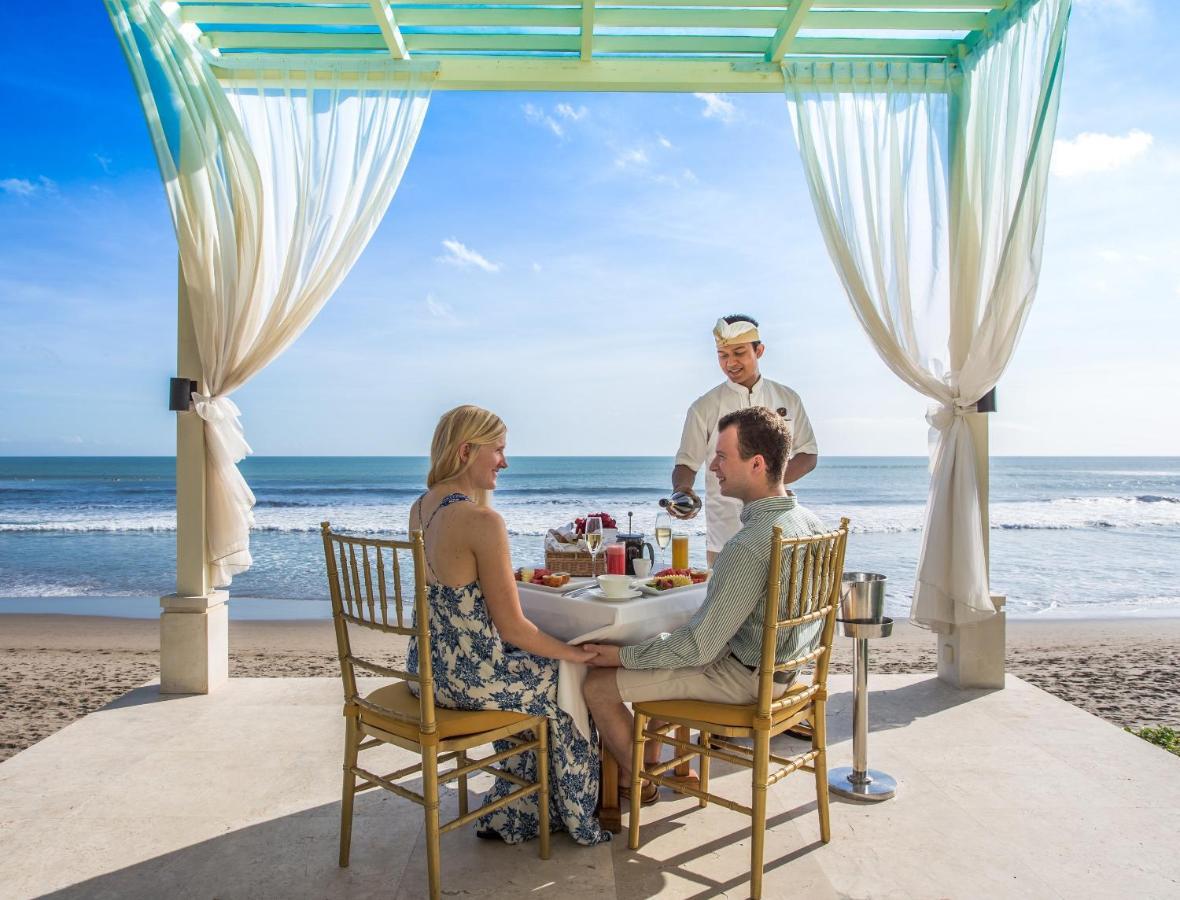 The Seminyak Beach Resort & Spa Екстер'єр фото A couple dining at the beach